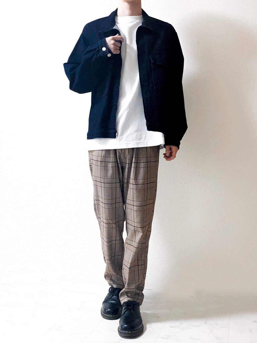 ブルー系のセットアップ、ホワイト系のTシャツ/カットソー、ブラウン系のスラックスを着用したメンズの春コーディネートの2枚目の写真