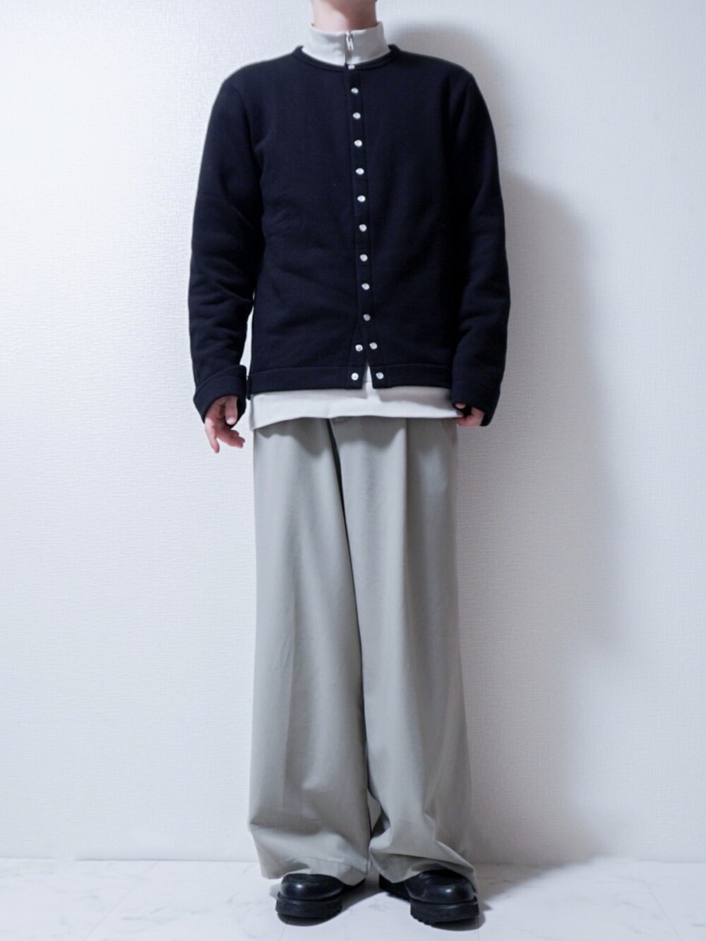 ホワイト系のスウェット、ベージュ系のセットアップ、ブラック系のスニーカーを着用したメンズの冬コーディネートの2枚目の写真