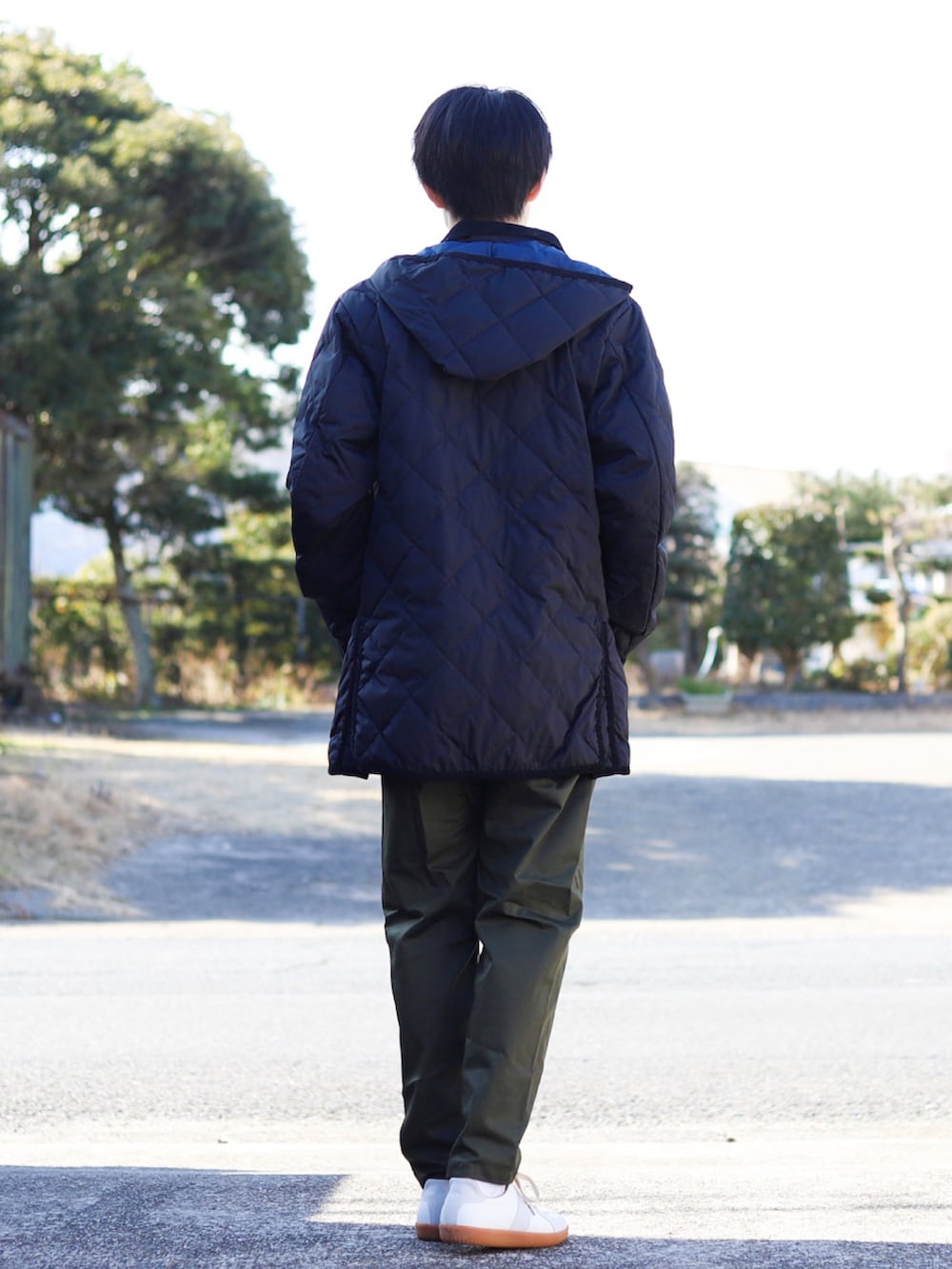 グレー系のニット/セーター、ブラック系のダウンジャケット/コート、グリーン系のパンツを着用したメンズの冬コーディネートの4枚目の写真