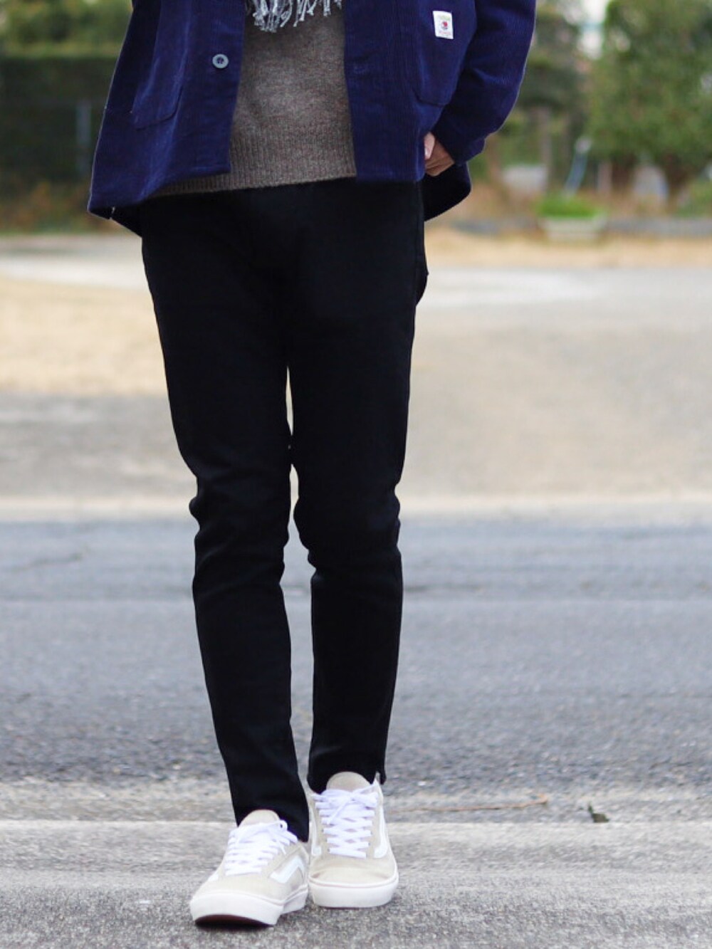 ブラック系のデニムパンツ、ブルー系のブルゾン、ベージュ系のニット/セーターを着用したメンズの冬コーディネートの3枚目の写真