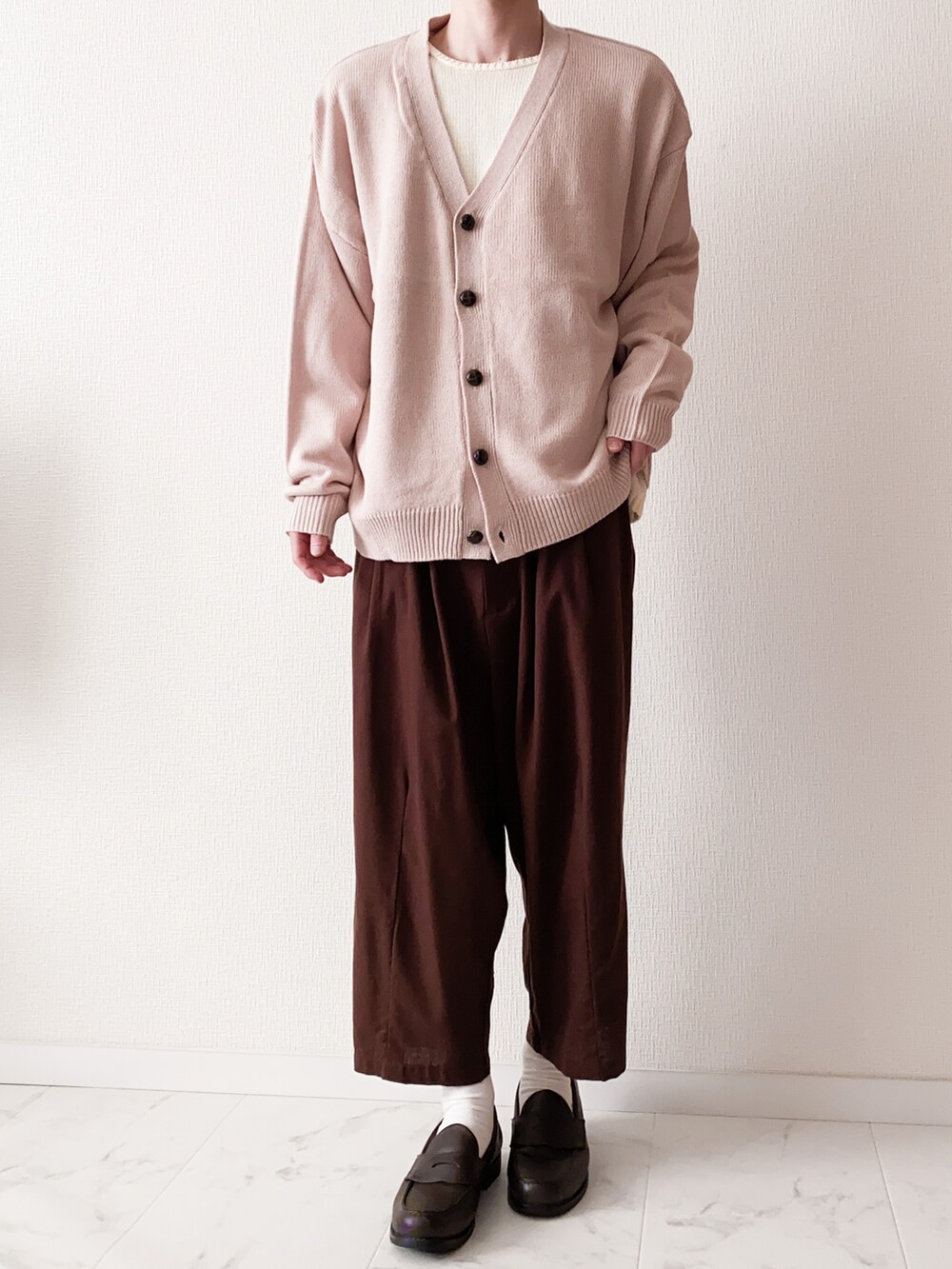 ピンク系のカーディガン/ボレロ、ホワイト系のニット/セーター、ブラウン系のその他パンツを着用したメンズの冬コーディネートの2枚目の写真