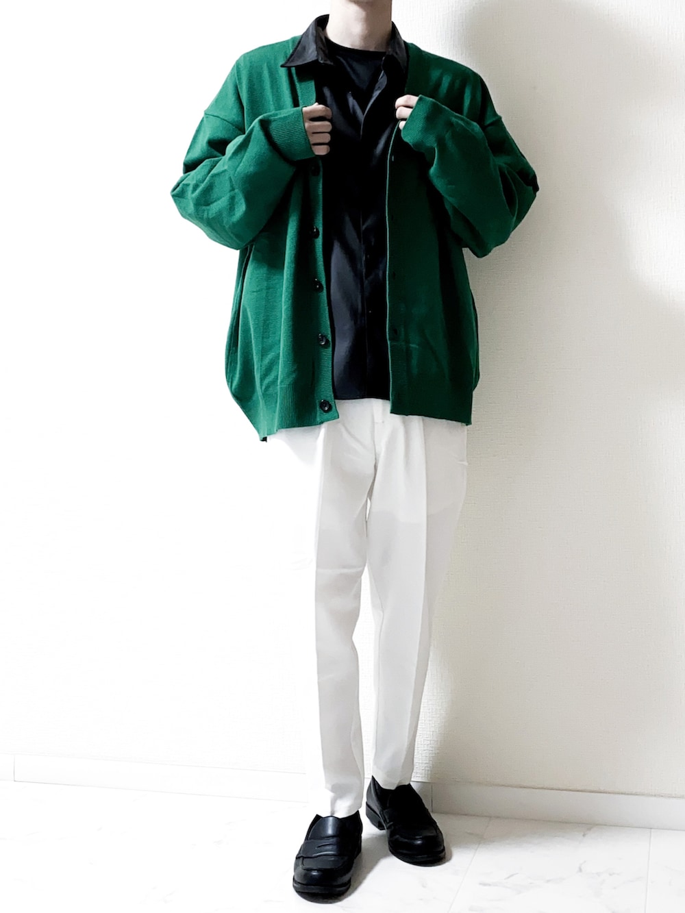 ホワイト系のスラックス、グリーン系のカーディガン/ボレロ、ブラック系のセットアップを着用したメンズの春コーディネートの2枚目の写真