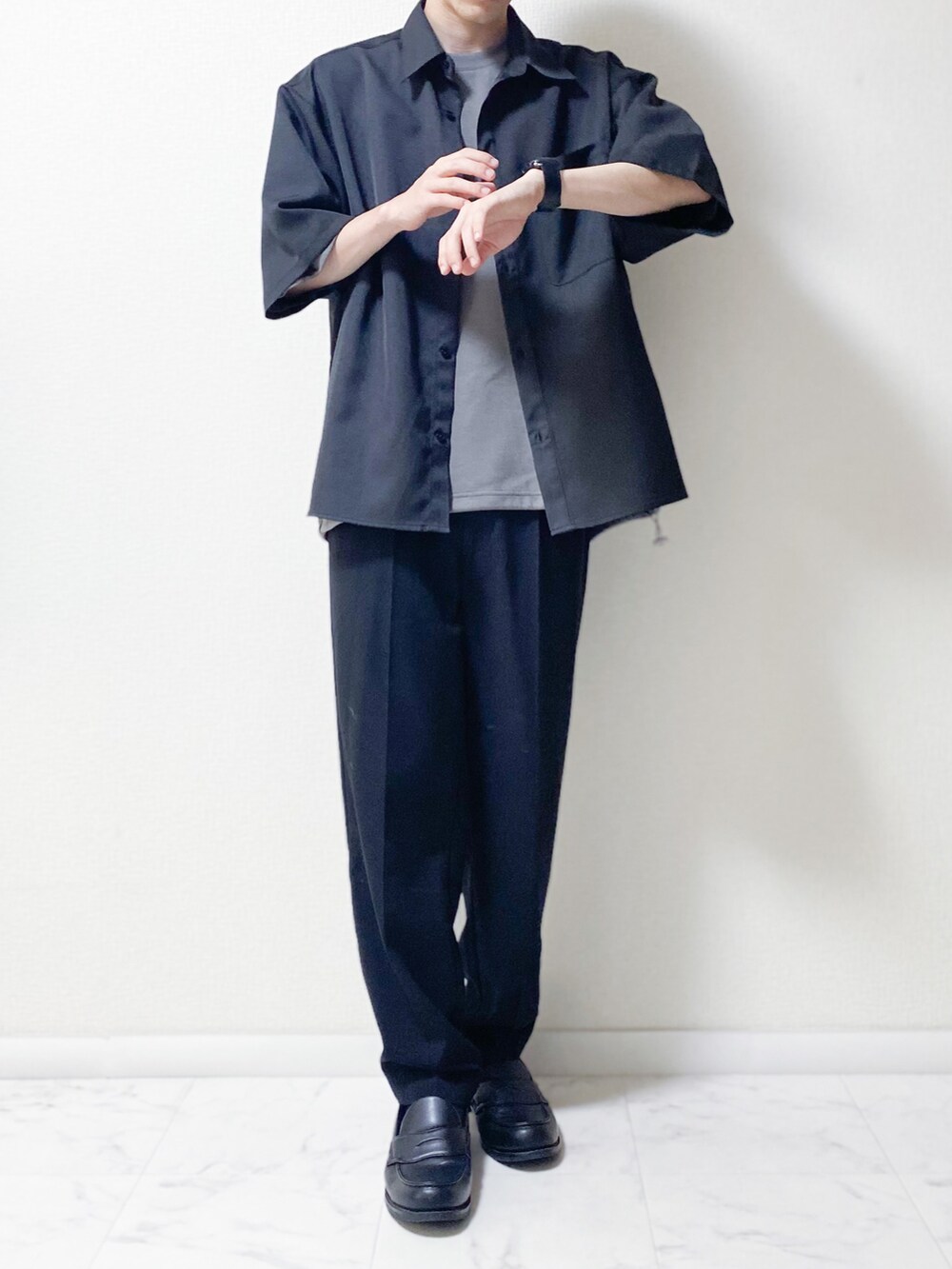 ブラック系のその他パンツ、ブラック系のシャツ/ブラウス、グレー系のTシャツ/カットソーを着用したメンズの夏コーディネートの2枚目の写真