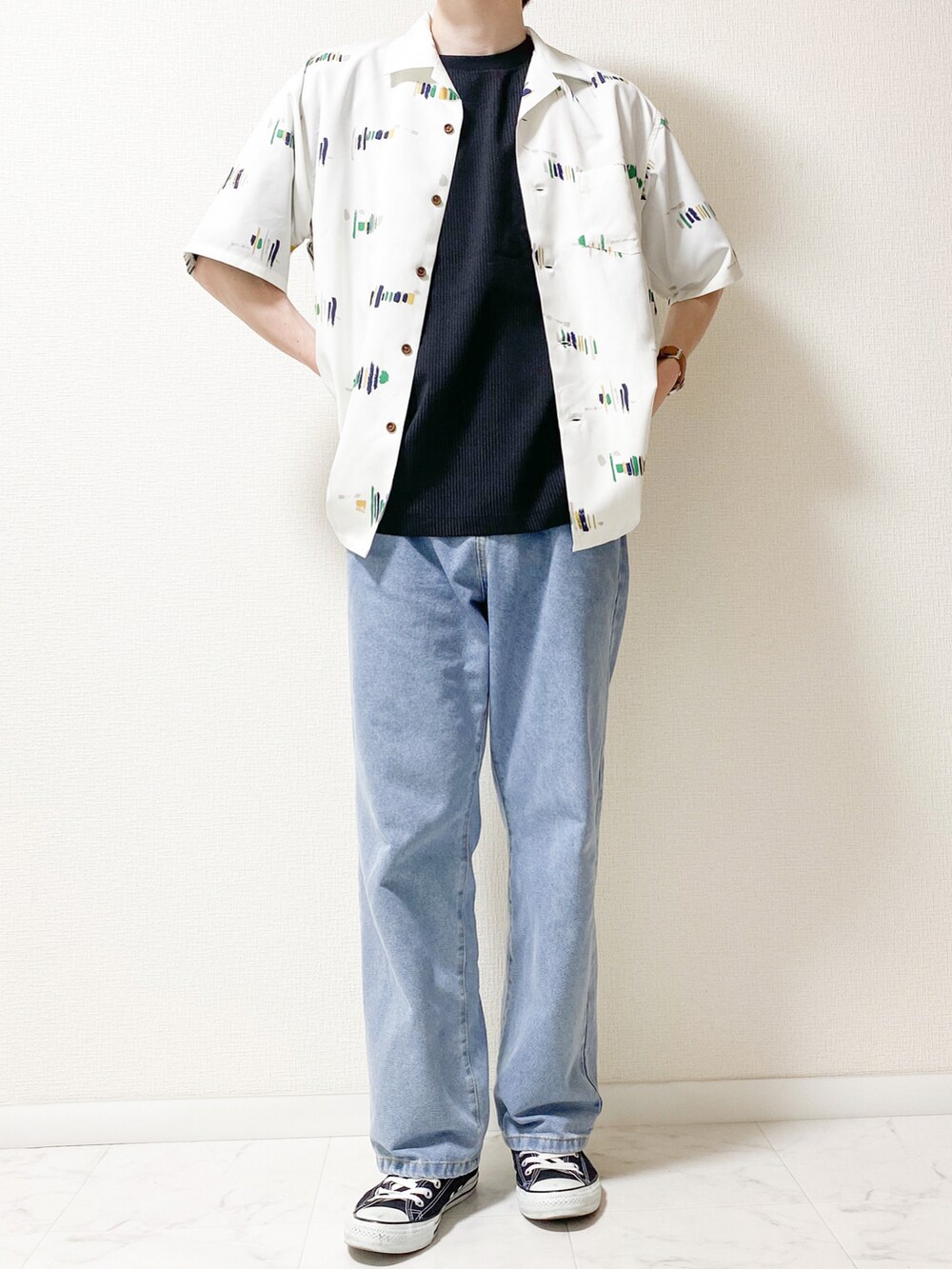 ブラック系のTシャツ/カットソー、ホワイト系のシャツ/ブラウス、ブルー系のデニムパンツを着用したメンズの夏コーディネートの2枚目の写真