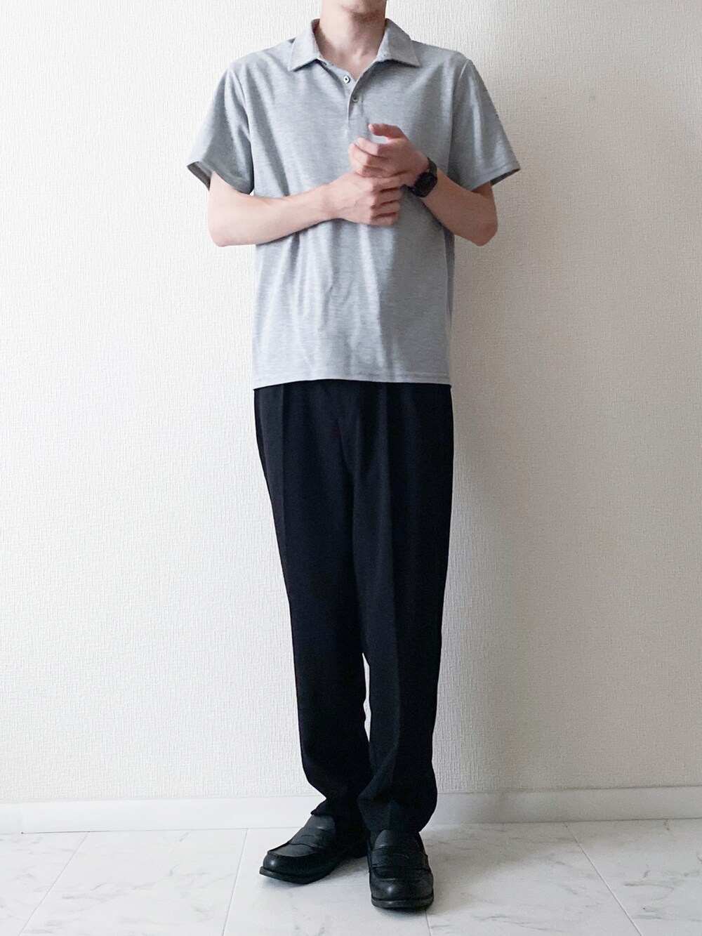 グレー系のポロシャツ、ブラック系のその他パンツ、ブラック系のローファーを着用したメンズの夏コーディネートの2枚目の写真