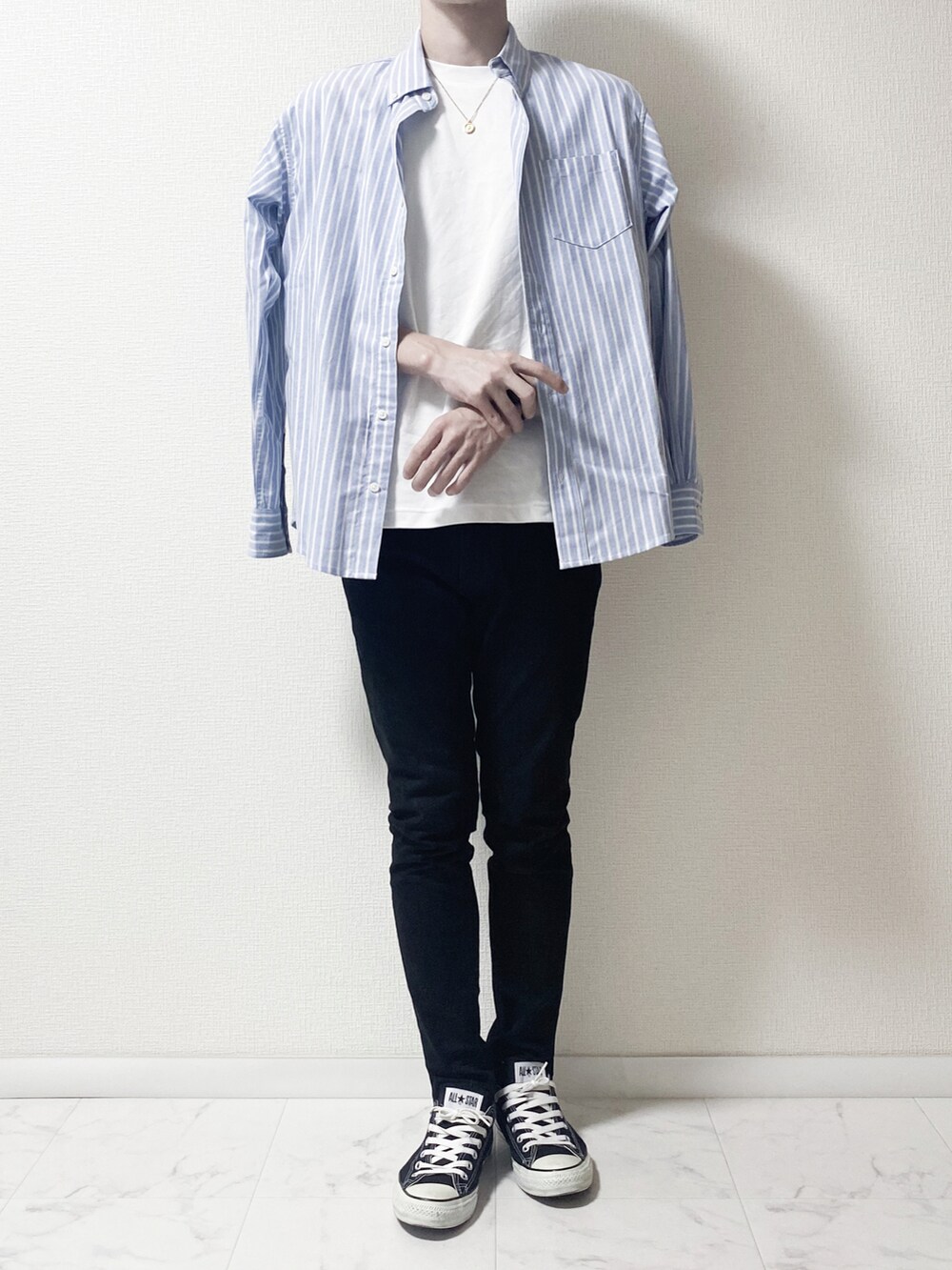 ブルー系のシャツ/ブラウス、ブラック系のデニムパンツ、ブラック系のスニーカーを着用したメンズの秋コーディネートの2枚目の写真