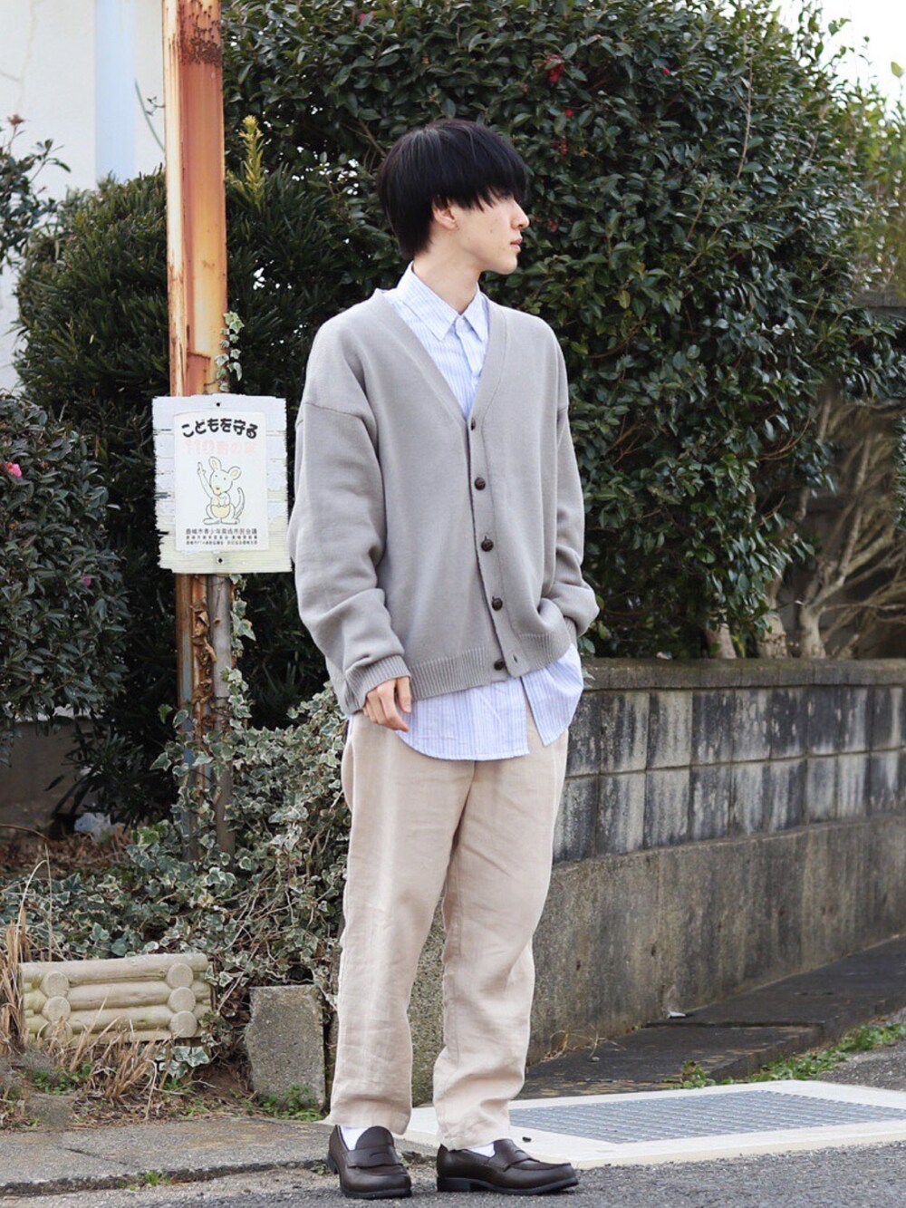 グレー系のカーディガン/ボレロ、ブルー系のシャツ/ブラウス、ベージュ系のその他パンツを着用したメンズの冬コーディネートの3枚目の写真