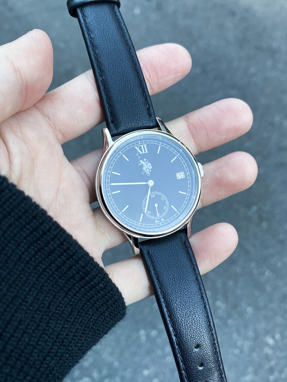 ブラック系のMA-1、ブルー系のシャツ/ブラウス、ベージュ系のセットアップを着用したメンズの冬コーディネートの2枚目の写真