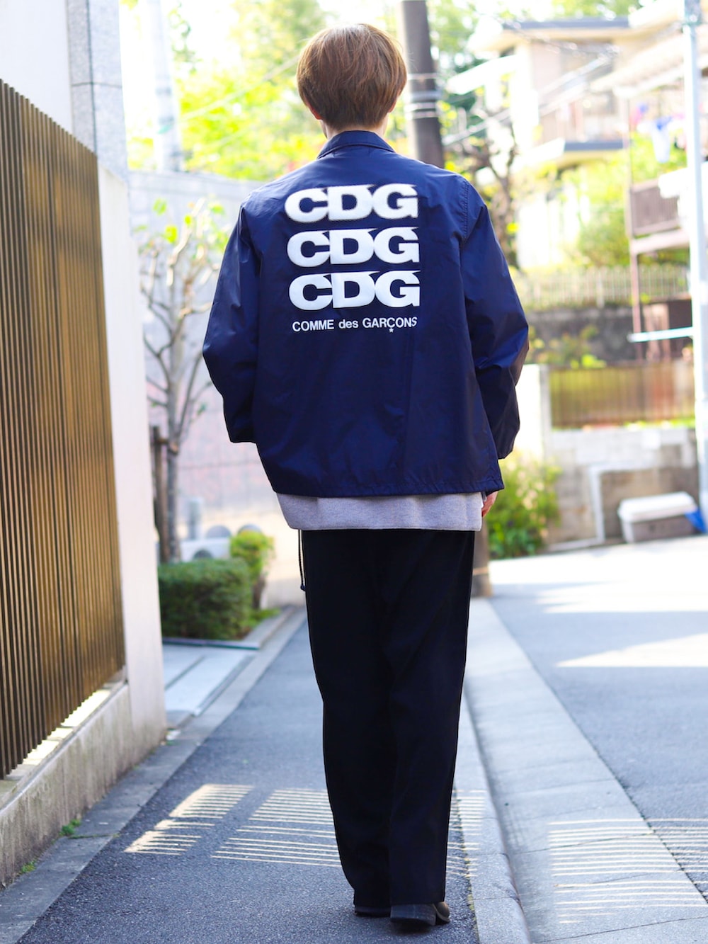 ブルー系のジャケット/アウター、パープル系のニット/セーター、ホワイト系のTシャツ/カットソーを着用したメンズの春コーディネートの2枚目の写真