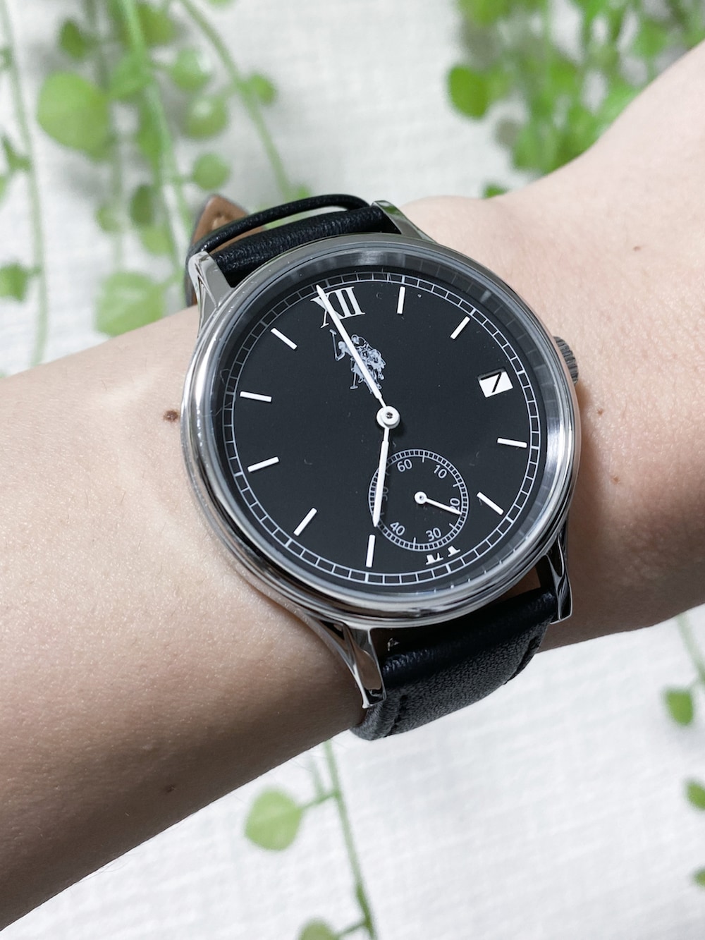 ブルー系のパーカー、グレー系のニット/セーター、ブラック系のその他パンツを着用したメンズの冬コーディネートの2枚目の写真