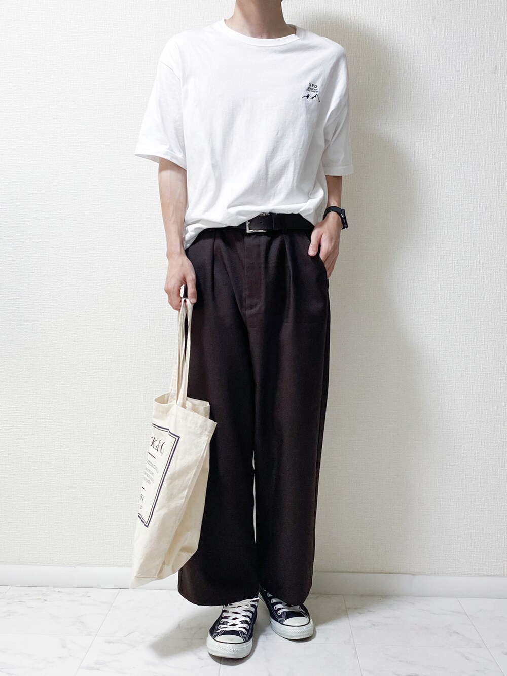 ホワイト系のTシャツ/カットソー、ブラウン系のその他パンツ、ブラック系のスニーカーを着用したメンズの夏コーディネートの2枚目の写真