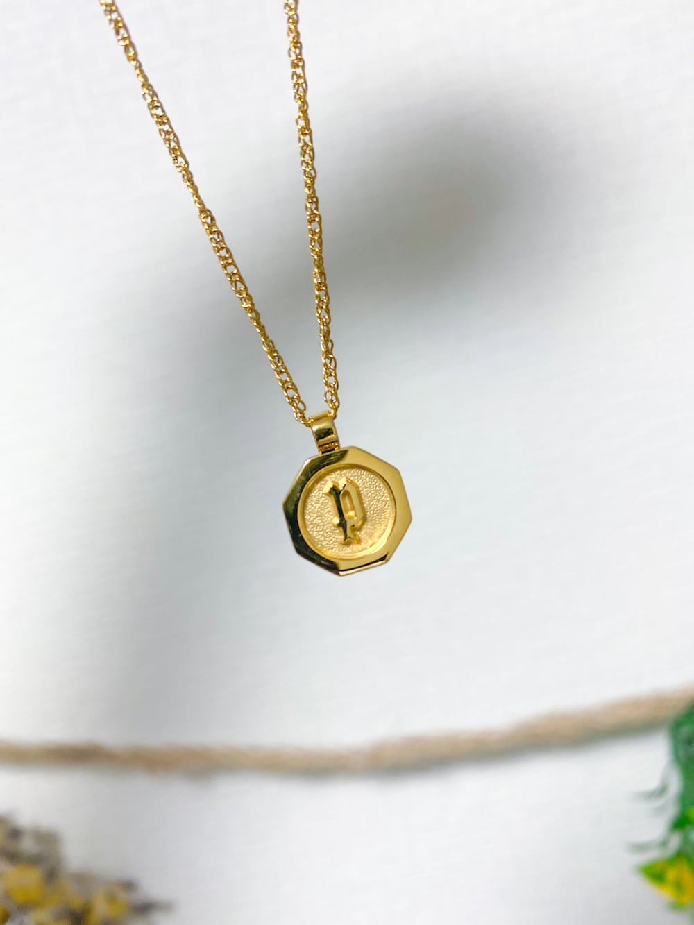 ブルー系のデニムパンツ、ホワイト系のTシャツ/カットソー、ブラック系のスニーカーを着用したメンズの秋コーディネートの2枚目の写真