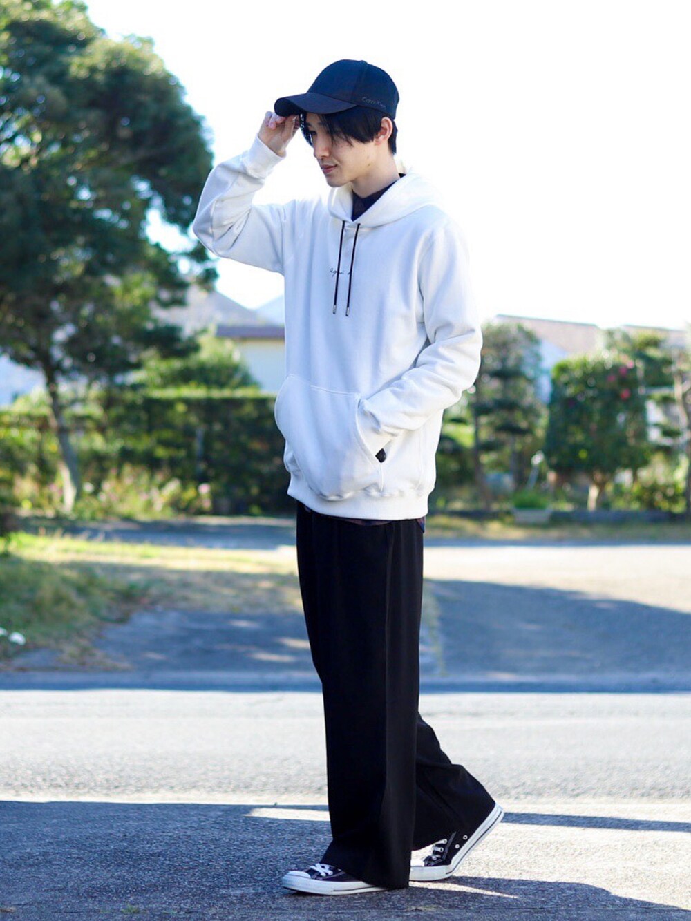 ホワイト系のパーカー、ブラウン系のシャツ/ブラウス、ブラック系のセットアップを着用したメンズの秋コーディネートの3枚目の写真