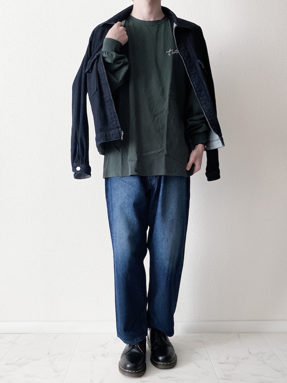 ブルー系のデニムパンツ、グリーン系のTシャツ/カットソー、ブルー系のデニムジャケットを着用したメンズの夏コーディネートの2枚目の写真