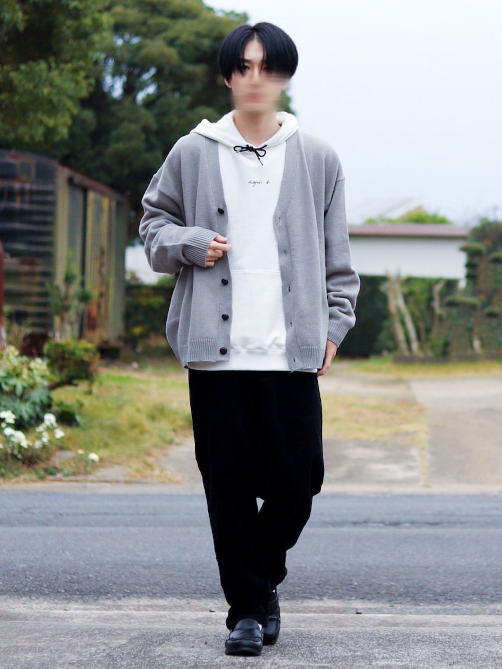 ブラック系のその他パンツ、ホワイト系のマウンテンパーカー、グレー系のカーディガン/ボレロを着用したメンズの秋コーディネートの2枚目の写真