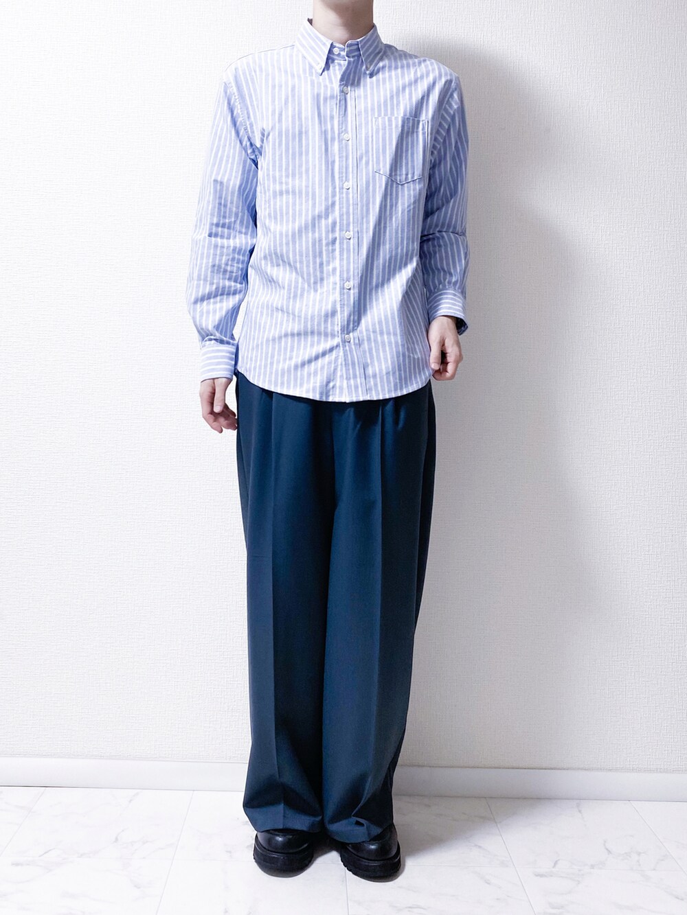 ブラック系のブルゾン、ブルー系のシャツ/ブラウス、ブルー系のスラックスを着用したメンズの秋コーディネートの2枚目の写真