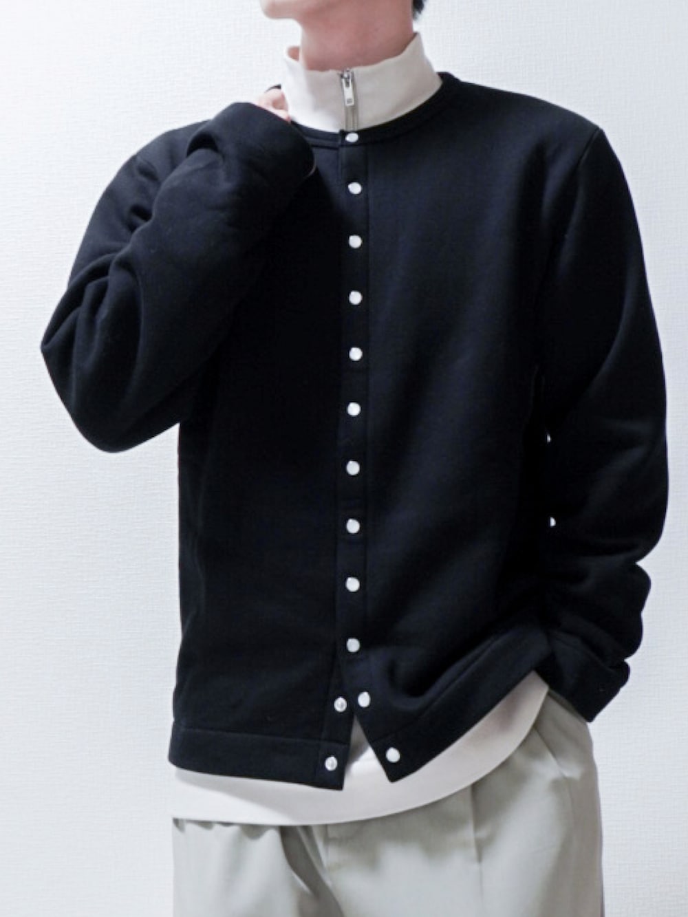 ホワイト系のスウェット、ベージュ系のセットアップ、ブラック系のスニーカーを着用したメンズの冬コーディネートの3枚目の写真