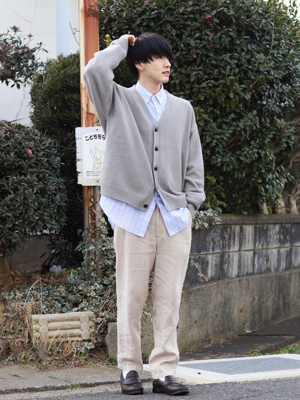 グレー系のカーディガン/ボレロ、ブルー系のシャツ/ブラウス、ベージュ系のその他パンツを着用したメンズの冬コーディネートの2枚目の写真