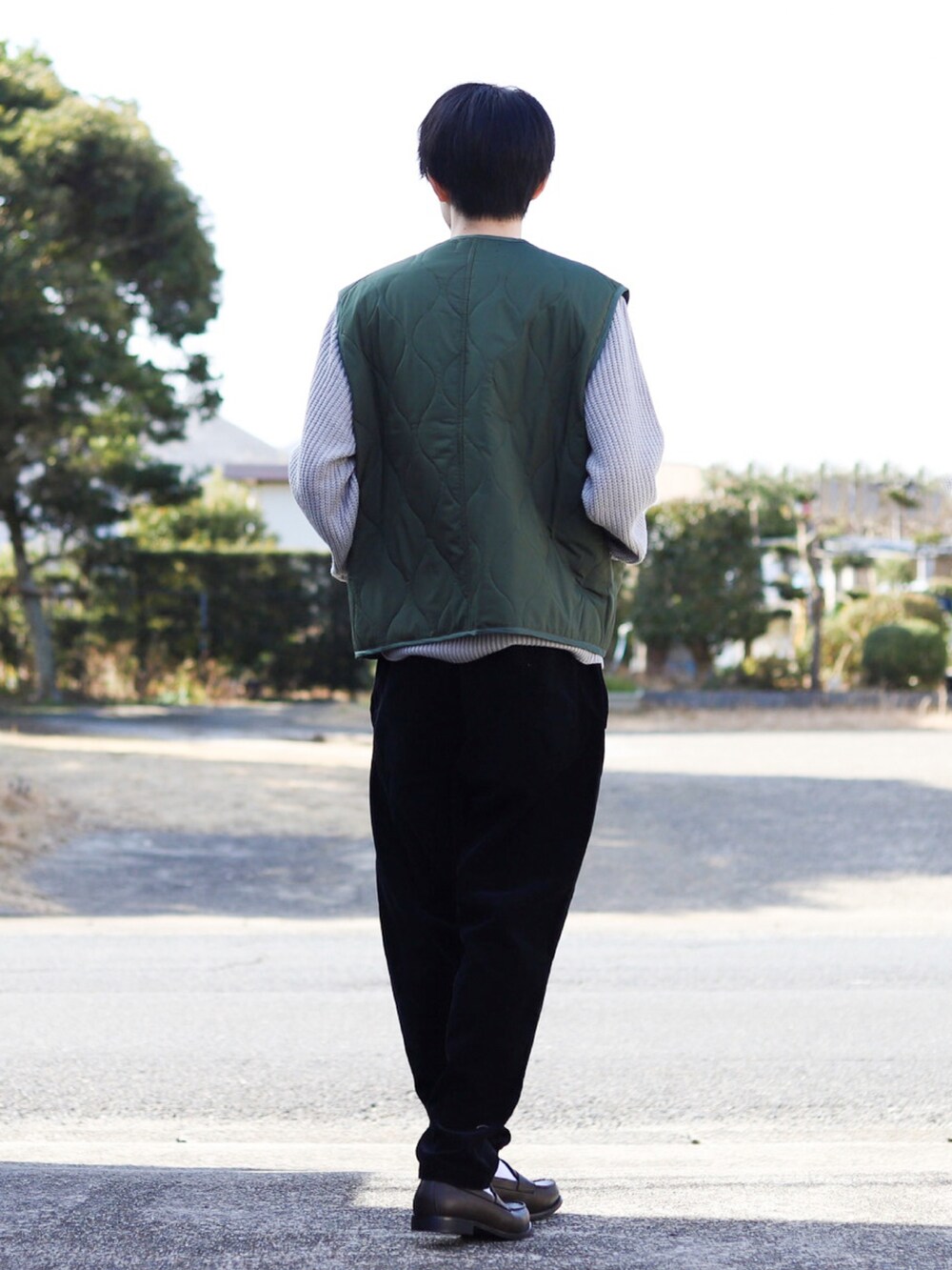 グレー系のニット/セーター、グリーン系のベスト、ブラック系のその他パンツを着用したメンズの冬コーディネートの4枚目の写真