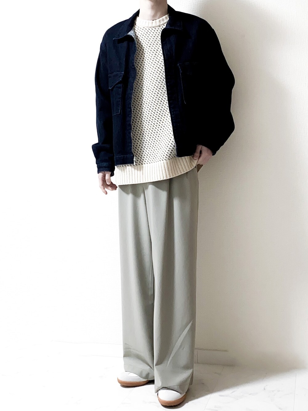 ブルー系のセットアップ、ホワイト系のニット/セーター、ベージュ系のセットアップを着用したメンズの春コーディネートの2枚目の写真