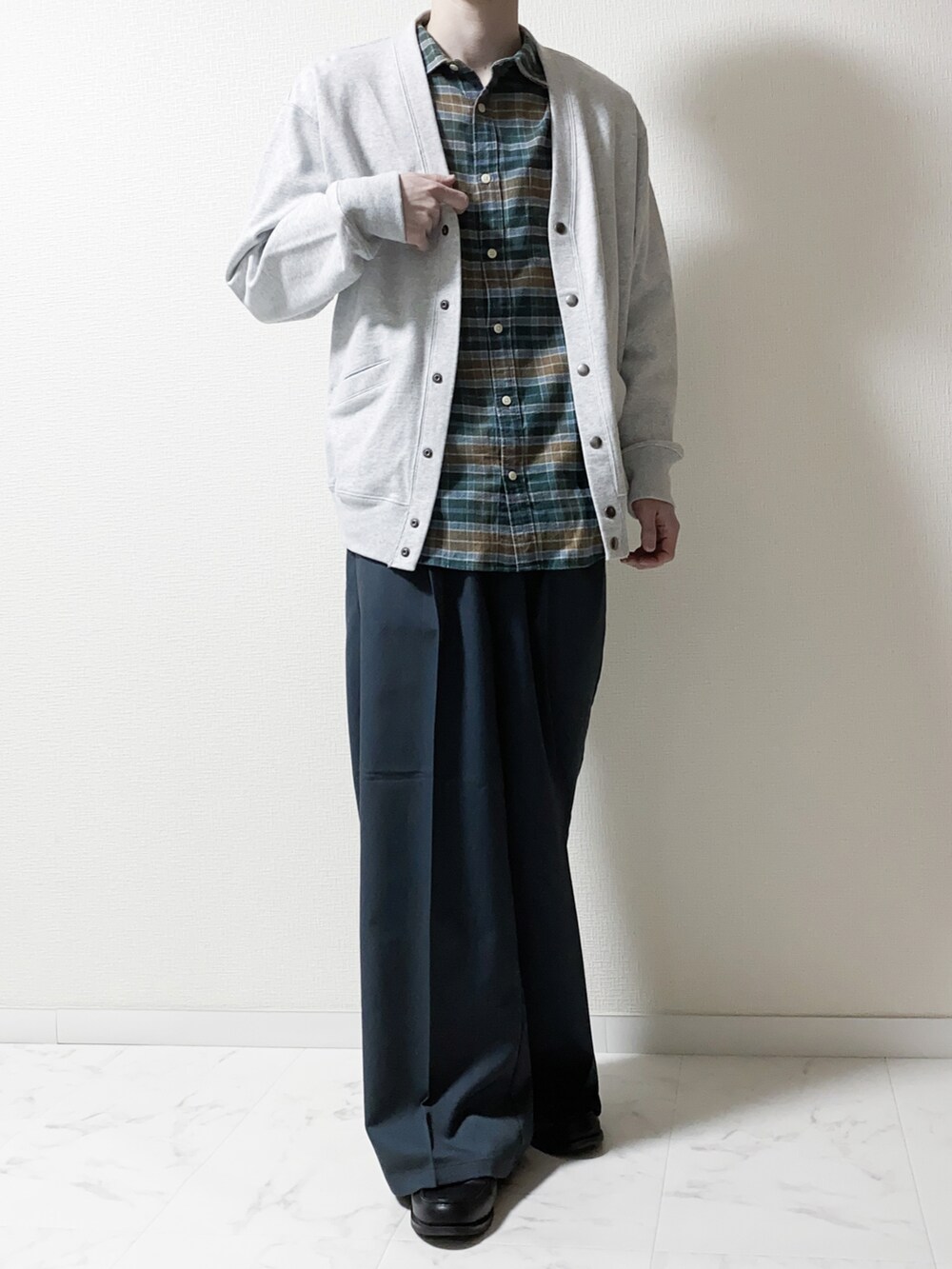 グレー系のカーディガン/ボレロ、グリーン系のシャツ/ブラウス、ブルー系のスラックスを着用したメンズの春コーディネートの3枚目の写真