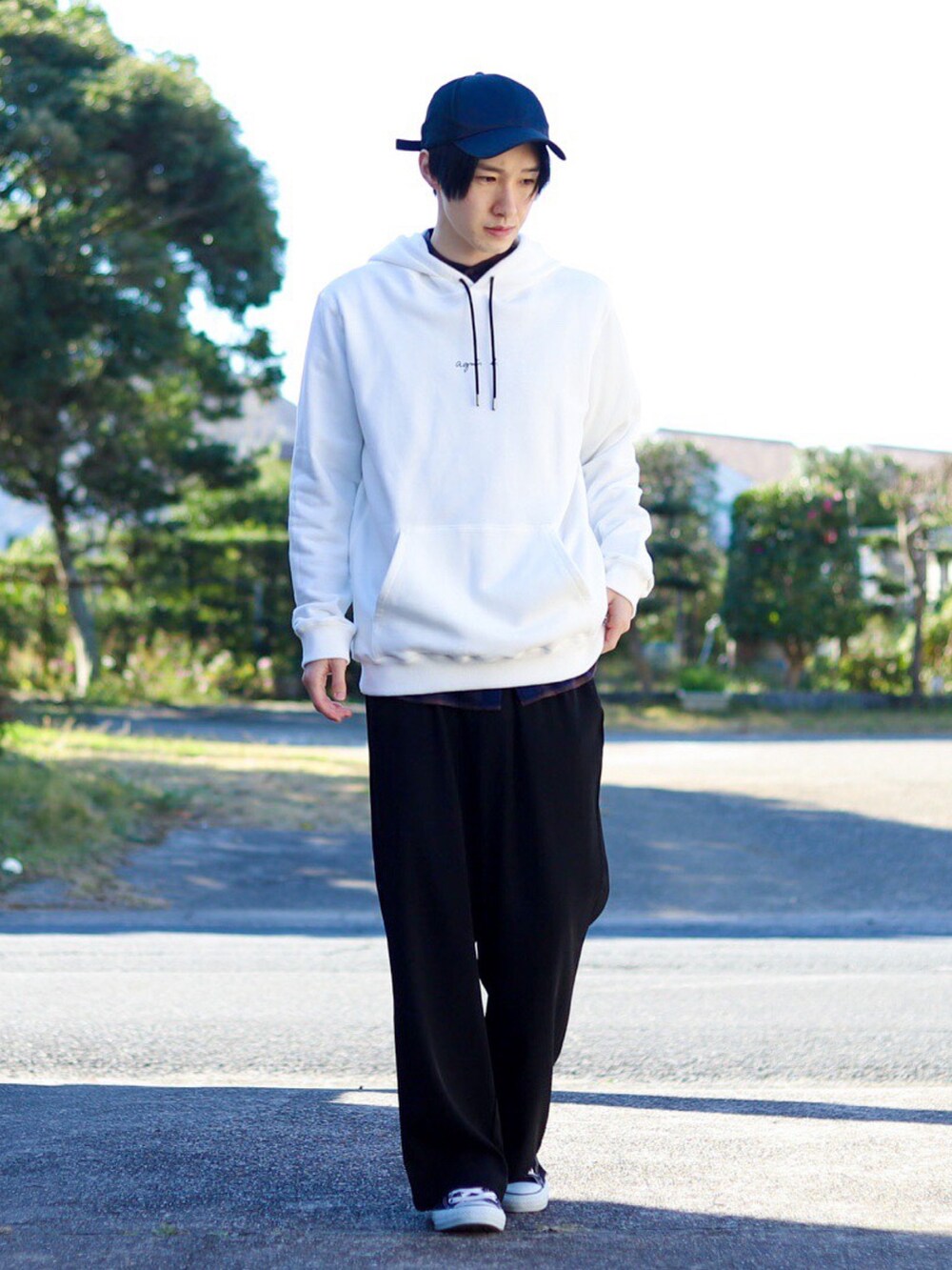 ホワイト系のパーカー、ブラウン系のシャツ/ブラウス、ブラック系のセットアップを着用したメンズの秋コーディネートの2枚目の写真