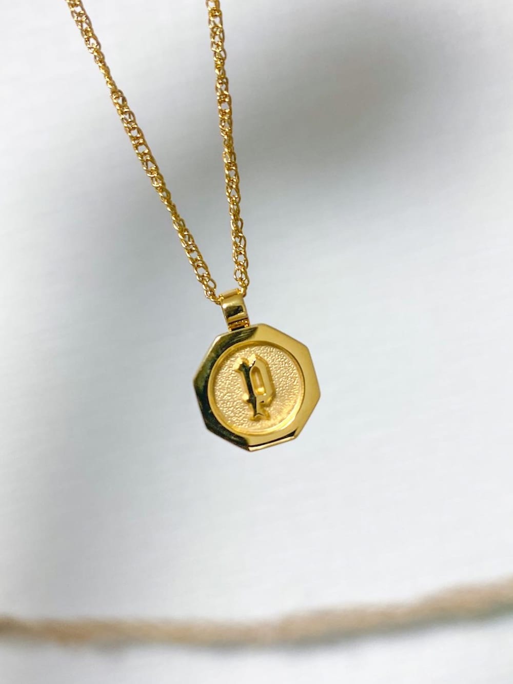 グリーン系のMA-1、ブルー系のスラックス、ブラック系のスニーカーを着用したメンズの秋コーディネートの2枚目の写真