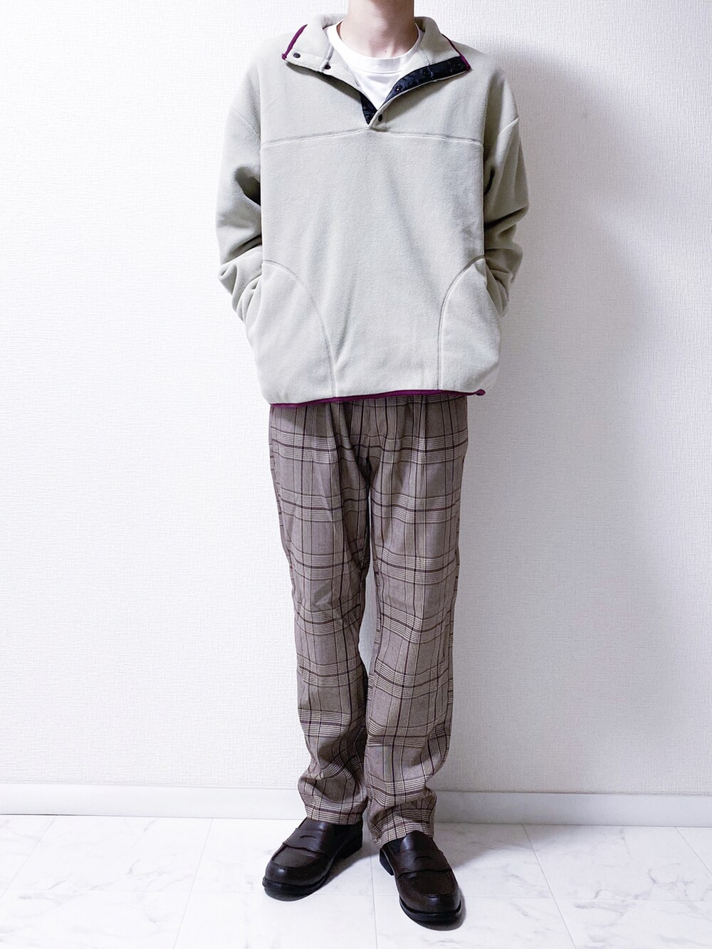 ベージュ系のスウェット、ブラウン系のスラックス、ブラウン系のローファーを着用したメンズの秋コーディネートの2枚目の写真