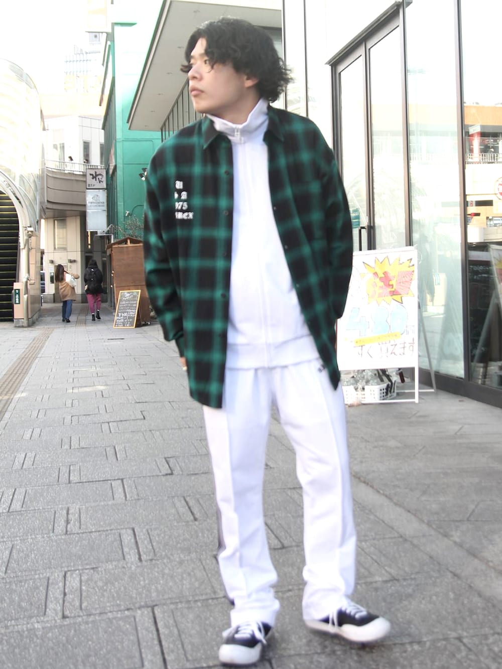 グリーン系のシャツ/ブラウス、ホワイト系のジャージ、ホワイト系のその他パンツを着用したメンズの春コーディネートの2枚目の写真