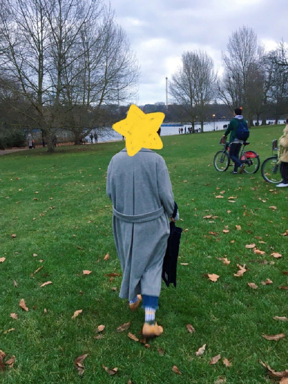 ブルー系のデニムパンツ、ブラウン系のシューズ、ブルー系のショルダーバッグを着用したレディースの冬コーディネートの2枚目の写真