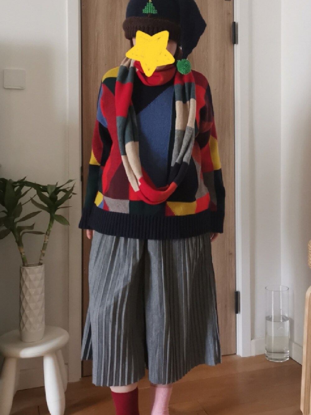 グレー系のその他パンツ、その他のニット/セーター、ブルー系のニットキャップ/ビーニーを着用したレディースの冬コーディネートの2枚目の写真