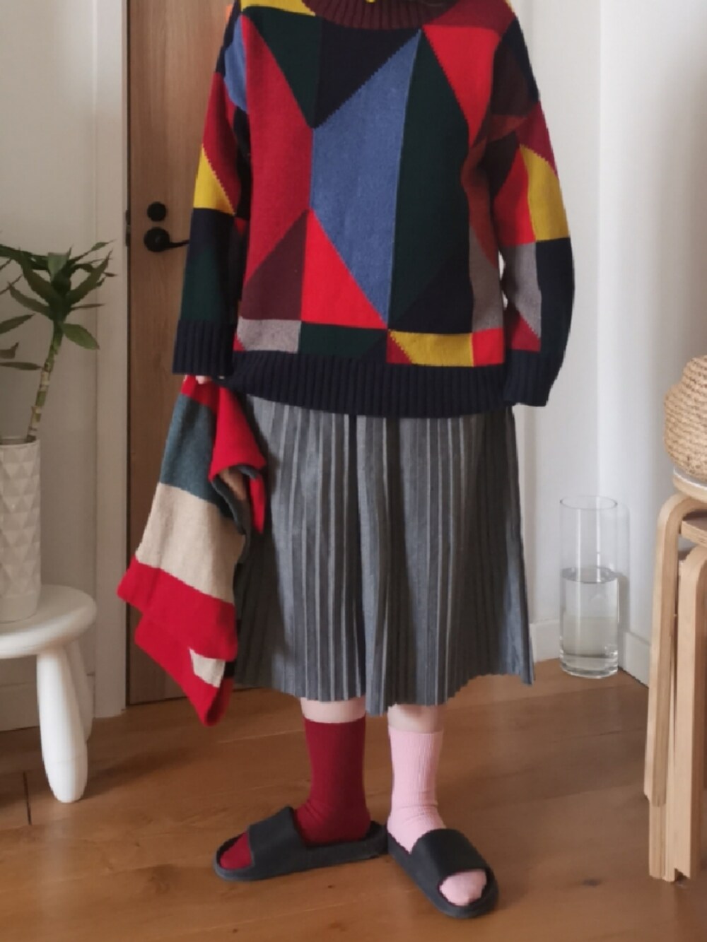 グレー系のその他パンツ、その他のニット/セーター、ブルー系のニットキャップ/ビーニーを着用したレディースの冬コーディネートの3枚目の写真