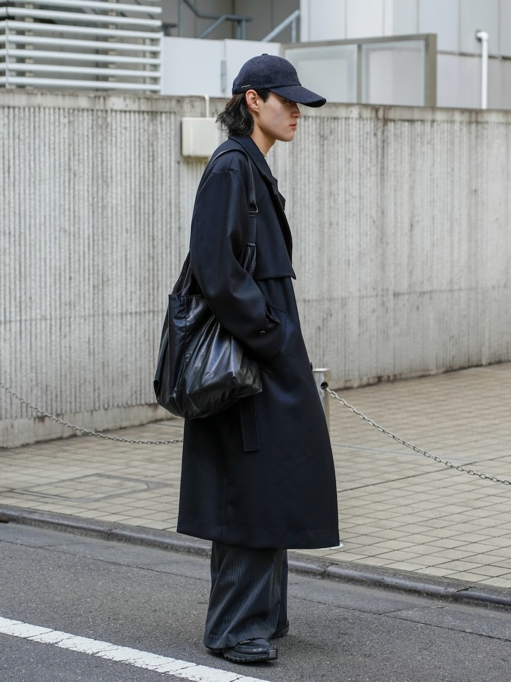 「冬アウター、ワイドパンツ、レイヤードスタイル、ショルダーバッグ、ロングコート、きれいめカジュアル、休日スタイル、冬コーデ、マイベストコーデ2024、レザー、キャップ、クリスマスに着たい服、ニット、スラックス、お出かけコーデ」｜「ATTACHMENTの【 直営店・ZOZOTOWN限定 】シンセティックレザー ショルダーショッピングバッグ / SYNTHETIC LEATHER SHOULDER SHOPPING BAG（ショルダーバッグ、ブラック系）」を使った、Ogu / おぐさん（メンズ・181cm）の冬コーディネートの2枚目の写真