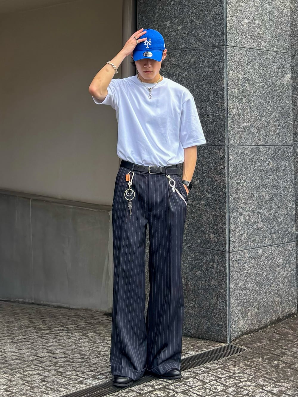 「アツいコーデ全部見せ、デートコーデ、ローファー、秋服準備はじめました、厚底シューズ、お出かけコーデ、キャップ、モノトーン、プチプラ、スラックス、スポーツミックス、夏コーデ、メンズファッション、大人コーデ、きれいめカジュアル」｜「Hender SchemeのHender Scheme(エンダー スキーマ) karabiner（キーホルダー、ベージュ系）」を使った、Ogu / おぐさん（メンズ・181cm）の夏コーディネートの2枚目の写真
