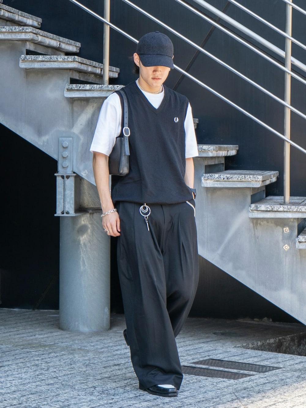 「秋っぽコーデ更新中、レイヤードスタイル、秋服準備はじめました、ローファー、厚底シューズ、プチプラ、スラックス、モノトーン、キャップ、秋コーデ、ワイドパンツ、ベスト、休日スタイル、ショルダーバッグ、韓国ファッション」｜「UNIQLOのエアリズムコットンオーバーサイズTシャツ（5分袖）（Tシャツ/カットソー、ホワイト系）」を使った、Ogu / おぐさん（メンズ・181cm）の秋コーディネートの2枚目の写真