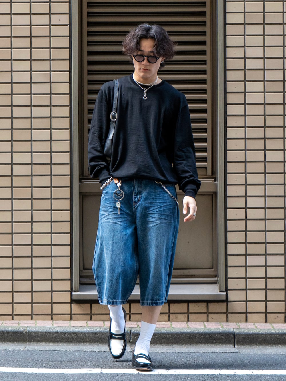 「古着MIX、ローファー、デニム、厚底シューズ、秋コーデ、ワイドパンツ、スポーツミックス、休日スタイル、ロンT、ショルダーバッグ、韓国ファッション、サングラス、シンプル、ゆるコーデ、大人コーデ」｜「few.のFew / F5（サングラス、ブラック系）」を使った、Ogu / おぐさん（メンズ・181cm）の秋コーディネートの3枚目の写真