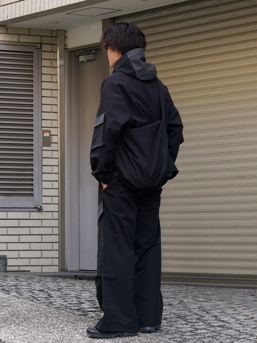 「最近のいい感じコーデ、マイベストコーデ2024、カーゴパンツ、セットアップ、クリスマスに着たい服、テーマパークコーデ、モノトーン、韓国ファッション、冬アウター、お出かけコーデ、パーカー、モード、スニーカー、きれいめカジュアル、冬コーデ」｜「SINSSのTech mountain parka / テックマウンテンパーカー（撥水加工＆ドローコード付き）（マウンテンパーカー、ブラック系）」を使った、Ogu / おぐさん（メンズ・181cm）の冬コーディネートの2枚目の写真