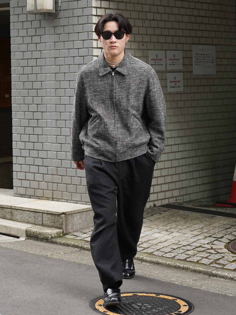 「似合うラボに行こう、春色、休日スタイル、きれいめカジュアル、モノトーン、春アウター、メガネ男子、デートコーデ、春コーデ、ローファー、プチプラ、カジュアルコーデ、休日コーデ、シンプルコーデ、春服みてみて」｜「LIDNMのTWEED SPORTS BLOUSON（ブルゾン、グレー系）」を使った、Ogu / おぐさん（メンズ・181cm）の冬コーディネートの3枚目の写真