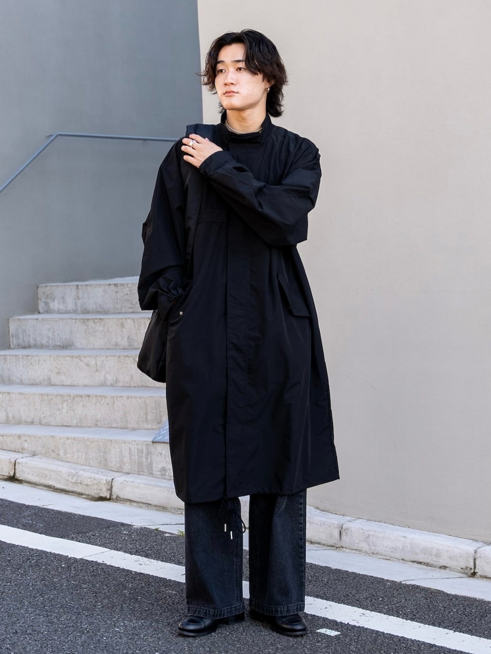 「デニム、レイヤードスタイル、モノトーン、秋コーデ、スポーツミックス、お出かけコーデ、トートバッグ、ハロウィン、テーマパークコーデ、ショルダーバッグ、デートコーデ、古着MIX、ローファー、厚底シューズ、カジュアルコーデ」｜「SINSSのM-65 over size mods coat  / M-65オーバーサイズモッズコート（撥水加工）（モッズコート、ブラック系）」を使った、Ogu / おぐさん（メンズ・181cm）の秋コーディネートの2枚目の写真