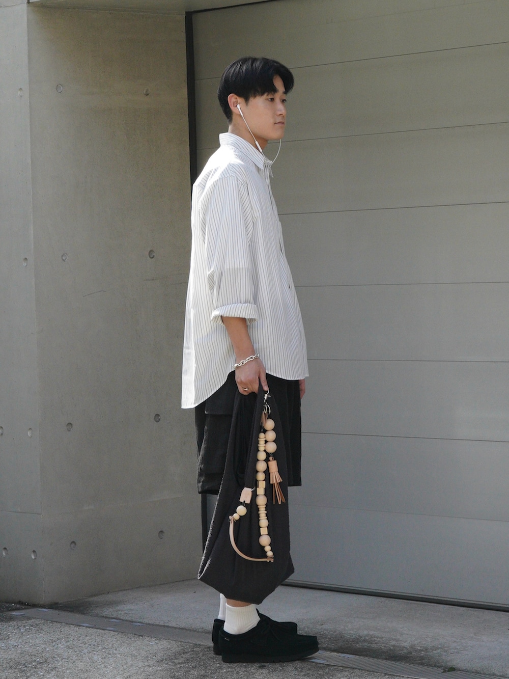 ホワイト系のシャツ/ブラウス、ブラック系のその他パンツ、グレー系のトートバッグを着用したメンズの夏コーディネートの2枚目の写真