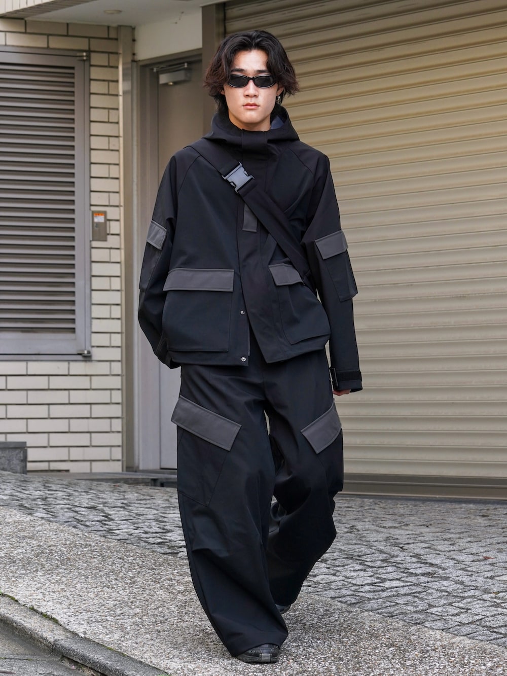 「最近のいい感じコーデ、マイベストコーデ2024、カーゴパンツ、セットアップ、クリスマスに着たい服、テーマパークコーデ、モノトーン、韓国ファッション、冬アウター、お出かけコーデ、パーカー、モード、スニーカー、きれいめカジュアル、冬コーデ」｜「SINSSのTech mountain parka / テックマウンテンパーカー（撥水加工＆ドローコード付き）（マウンテンパーカー、ブラック系）」を使った、Ogu / おぐさん（メンズ・181cm）の冬コーディネートの3枚目の写真