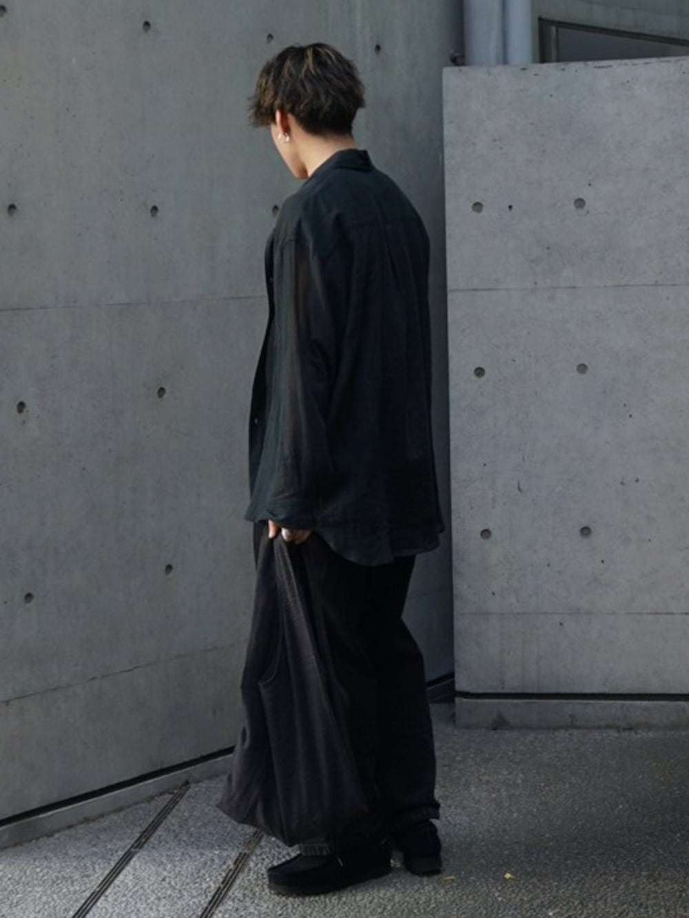 ブラック系のタンクトップ、ブラック系のシャツ/ブラウス、ブラック系のセットアップを着用したメンズの春コーディネートの2枚目の写真
