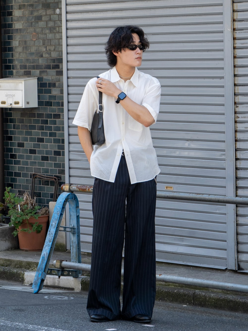 ホワイト系のシャツ/ブラウス、ブラック系のショルダーバッグ、ブラック系のスラックスを着用したメンズの秋コーディネートの3枚目の写真