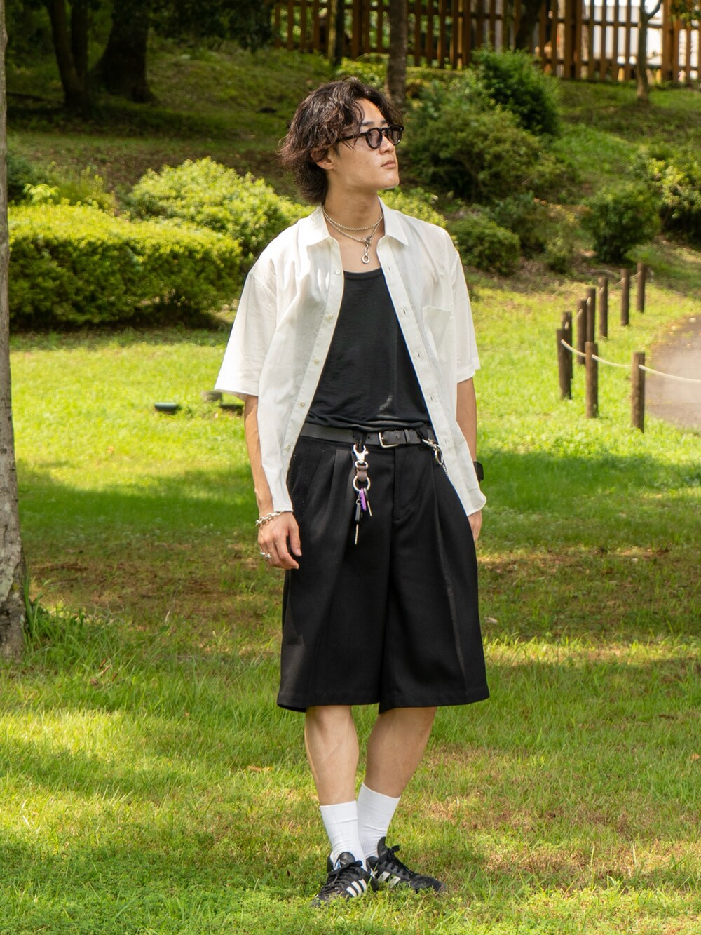 ホワイト系のシャツ/ブラウス、ブラック系のタンクトップ、ブラック系のその他パンツを着用したメンズの秋コーディネートの4枚目の写真