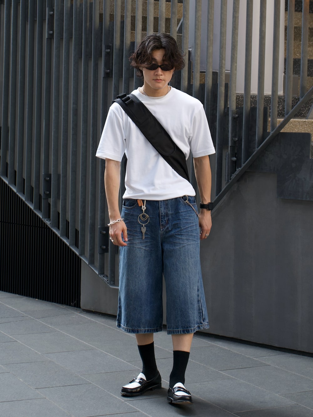「秋服準備はじめました、ローファー、ワイドパンツ、スポーツミックス、アウトドアスタイル、休日スタイル、ショルダーバッグ、韓国ファッション、デートコーデ、ハーフパンツ、メガネ男子、厚底シューズ、お出かけコーデ、デニム、シンプルコーデ」｜「A.D.S.R.のA.D.S.R. MCC（サングラス、ブラック系）」を使った、Ogu / おぐさん（メンズ・181cm）の秋コーディネートの2枚目の写真