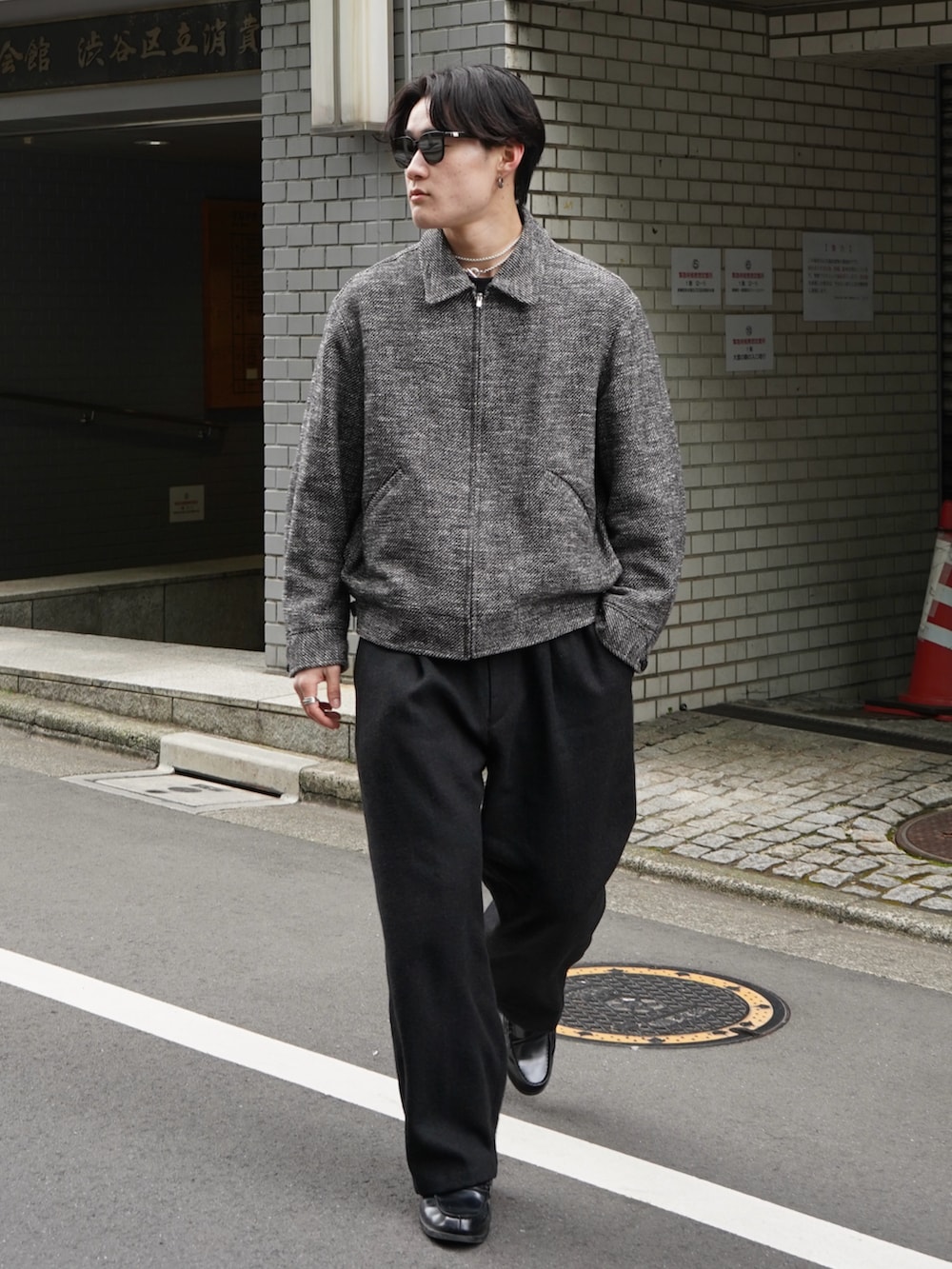 「似合うラボに行こう、春色、休日スタイル、きれいめカジュアル、モノトーン、春アウター、メガネ男子、デートコーデ、春コーデ、ローファー、プチプラ、カジュアルコーデ、休日コーデ、シンプルコーデ、春服みてみて」｜「LIDNMのTWEED SPORTS BLOUSON（ブルゾン、グレー系）」を使った、Ogu / おぐさん（メンズ・181cm）の冬コーディネートの5枚目の写真