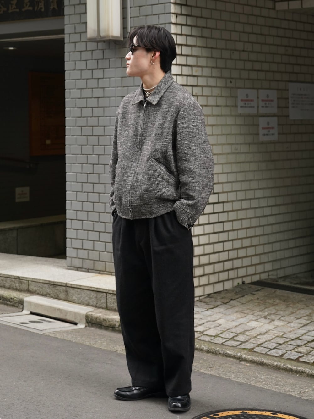 「似合うラボに行こう、春色、休日スタイル、きれいめカジュアル、モノトーン、春アウター、メガネ男子、デートコーデ、春コーデ、ローファー、プチプラ、カジュアルコーデ、休日コーデ、シンプルコーデ、春服みてみて」｜「LIDNMのTWEED SPORTS BLOUSON（ブルゾン、グレー系）」を使った、Ogu / おぐさん（メンズ・181cm）の冬コーディネートの2枚目の写真