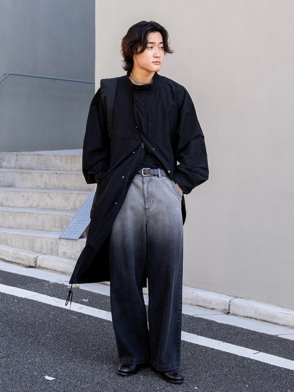 「デニム、レイヤードスタイル、モノトーン、秋コーデ、スポーツミックス、お出かけコーデ、トートバッグ、ハロウィン、テーマパークコーデ、ショルダーバッグ、デートコーデ、古着MIX、ローファー、厚底シューズ、カジュアルコーデ」｜「SINSSのM-65 over size mods coat  / M-65オーバーサイズモッズコート（撥水加工）（モッズコート、ブラック系）」を使った、Ogu / おぐさん（メンズ・181cm）の秋コーディネートの3枚目の写真