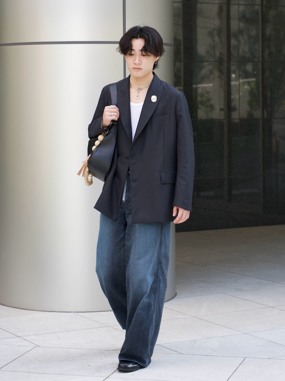 「夏コーデ、雨の日コーデ、結婚式、テーマパークコーデ、デニム、レイヤードスタイル、お出かけコーデ、タンクトップ、ショルダーバッグ、きれいめカジュアル、さらっと晴れやかスナップ、休日スタイル、ビッグシルエット、おしゃれさんと繋がりたい、テーラードジャケット」｜「FRUIT OF THE LOOMの【FRUIT OF THE LOOM】EC限定 パック入りフライスリブタンクトップ インナー（タンクトップ、ホワイト系）」を使った、Ogu / おぐさん（メンズ・181cm）の夏コーディネートの2枚目の写真
