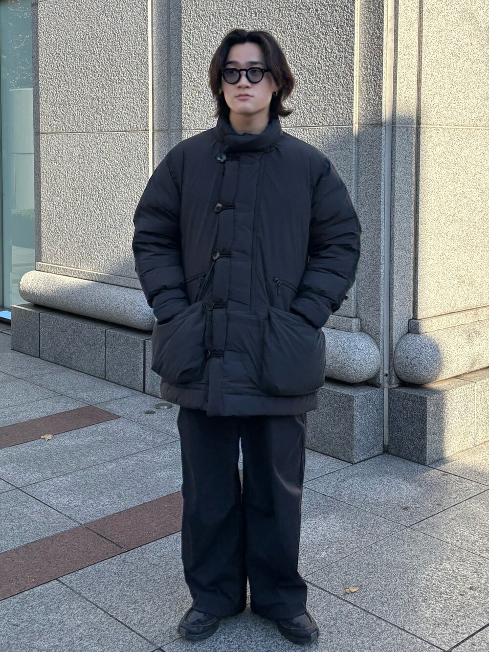 「マイベストコーデ2024、クリスマスに着たい服、テーマパークコーデ、ダウンジャケット、モノトーン、韓国ファッション、冬アウター、お出かけコーデ、スニーカー、キルティング、きれいめカジュアル、冬コーデ、休日スタイル、メガネ男子、デートコーデ」｜「few.のFew / F5（サングラス、ブラック系）」を使った、Ogu / おぐさん（メンズ・181cm）の冬コーディネートの2枚目の写真